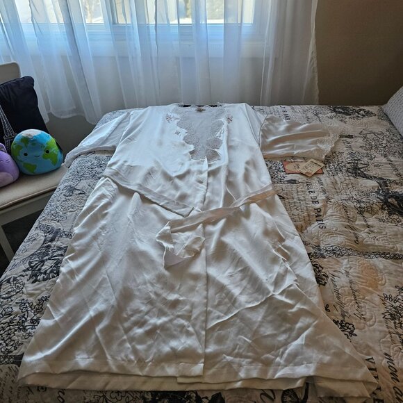VTG NWT Barbizon White Satin Robe W/Lace Trim & Embroidered Detail READ Sz 1X - Picture 3 of 11